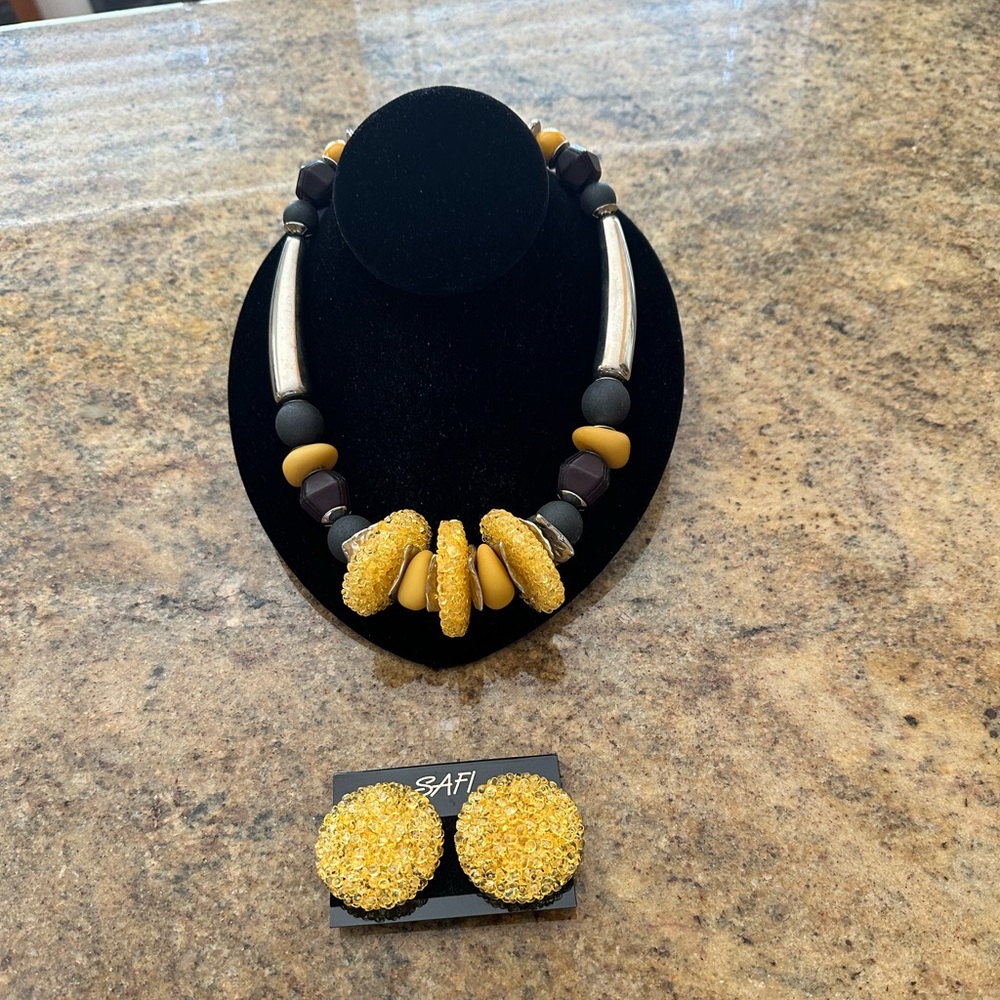 Safi Necklace & Earrings set